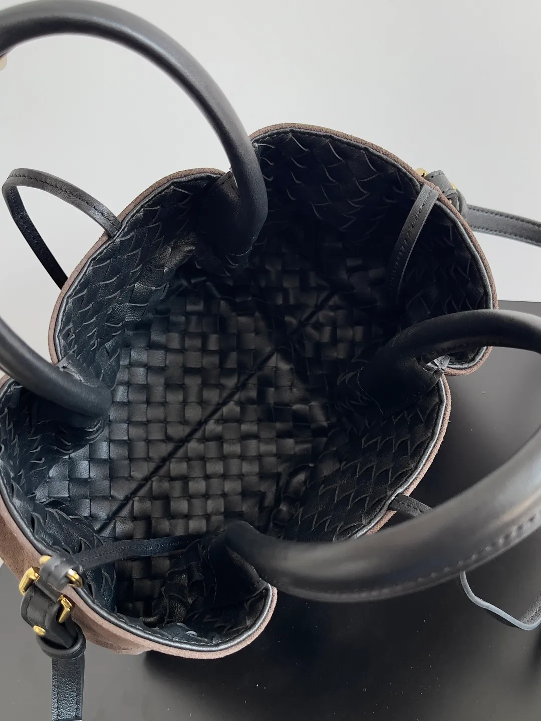 Batch 1660 BOTTEGA VENETA 2025 new product pinacoteca has super soft leather, and the weaving function, practicality and relaxed fashion sense have not fallen behind❤️‍🔥Amway has given sisters a must-have bag when going out. The size of the bag also accurately meets the commuting needs of urban beauties. It can accommodate mobile phones, keys, lipstick, powder, sunscreen, shopping bags...all of it! ! ! 🔥The capacity should not be underestimated~ It does not choose people, clothes, or occasions. With its majestic curved outline, exquisite woven texture, delicate edges and rounded handles, this woven vegetable basket bag truly achieves the goal of "dressing up and being fashionable without getting in the way"~ Are you interested in Jimei? Style number: 819004 Size: 24*15*12cm